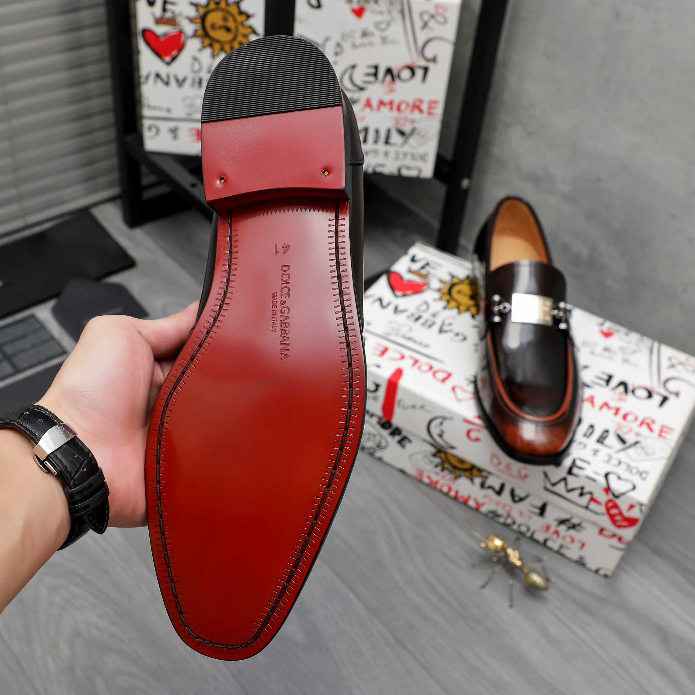 Men's shoes 💰500 Product trademark: DG (Dolce & Gabbana) business casual leather shoes Regular size: 38-45 (45 is custom-made and non-returnable) Product materials: Selected pearlescent polished cowhide upper, cowhide lining, original outsole